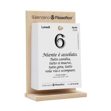 Carica l'immagine nel visualizzatore di Gallery, CALENDARIO FILOSOFICO 10X14 CON SUPPORTO IN LEGNO