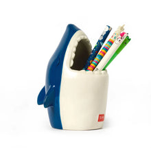 Carica l&#39;immagine nel visualizzatore di Gallery, Portapenne in Ceramica - Desk Friends shark
