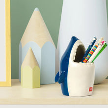Carica l&#39;immagine nel visualizzatore di Gallery, Portapenne in Ceramica - Desk Friends shark
